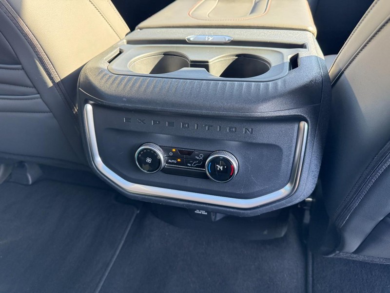 Ford Expedition Vehicle Image 16