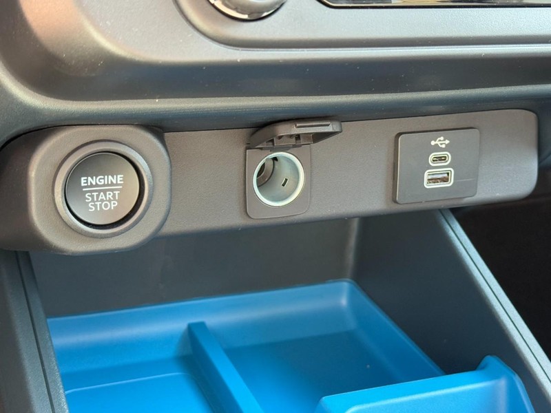 Ford Maverick Vehicle Image 12