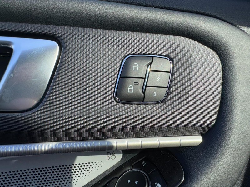 Ford Explorer Vehicle Image 11