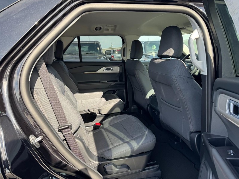 Ford Explorer Vehicle Image 05
