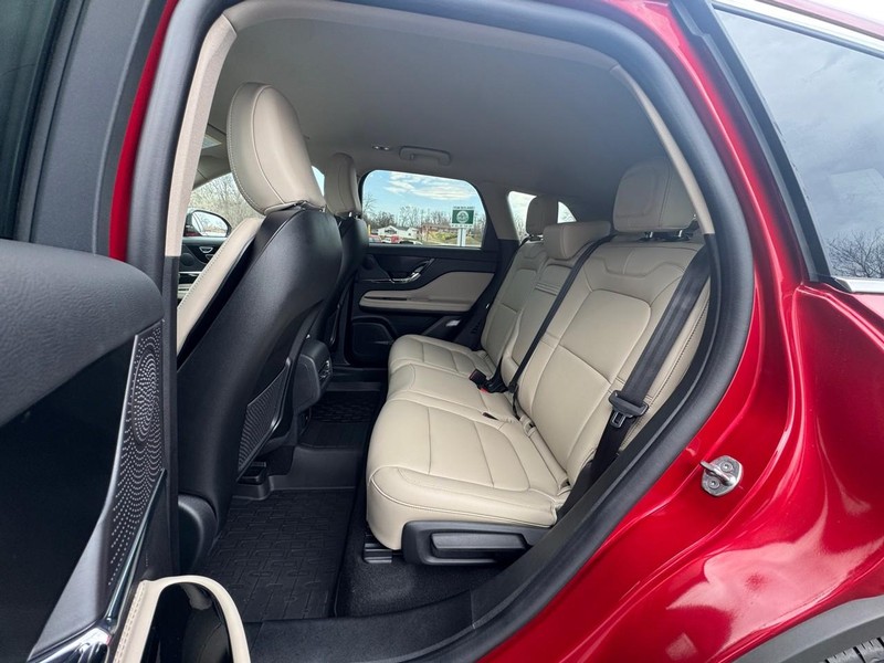 Lincoln Corsair Vehicle Image 09