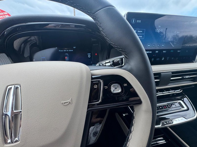 Lincoln Corsair Vehicle Image 14