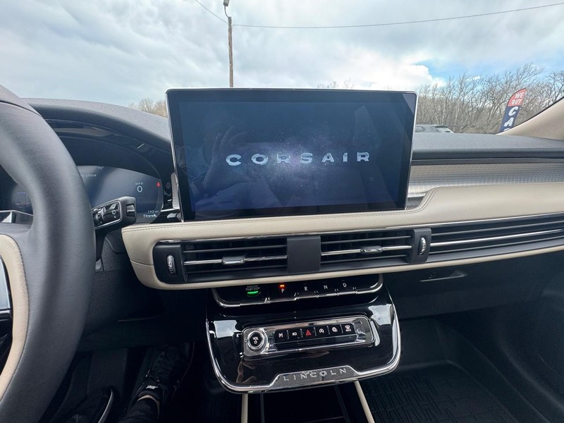 Lincoln Corsair Vehicle Image 16