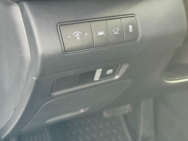 Hyundai Santa Fe Vehicle Image 16