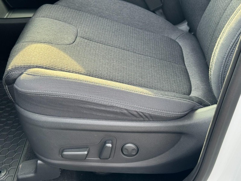 Hyundai Santa Fe Vehicle Image 24