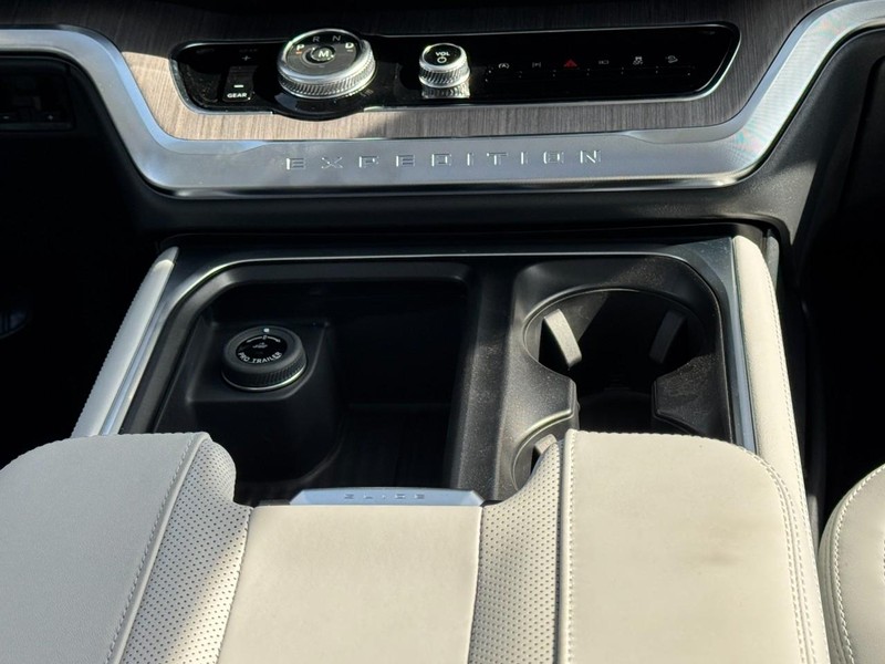 Ford Expedition Max Vehicle Image 10