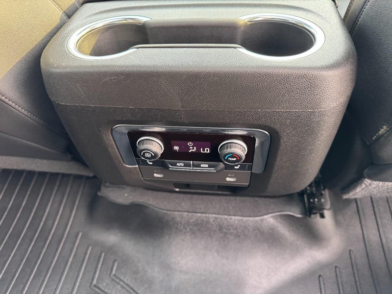 Chevrolet Tahoe Vehicle Full-screen Gallery Image 17