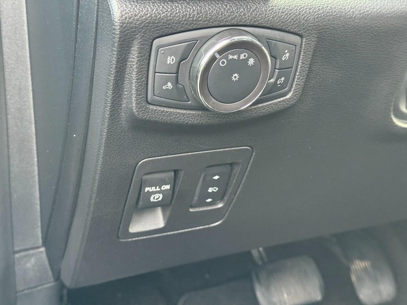 Ford F-150 Vehicle Full-screen Gallery Image 17