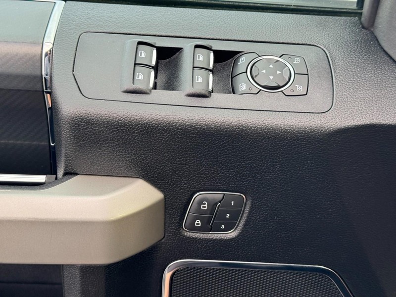 Ford F-150 Vehicle Full-screen Gallery Image 24