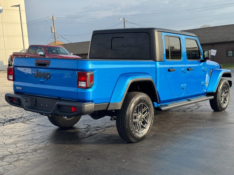 Jeep Gladiator Vehicle Image 03