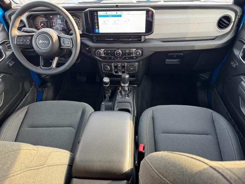 Jeep Gladiator Vehicle Image 11