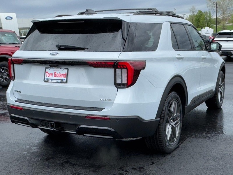 Ford Explorer Vehicle Image 03