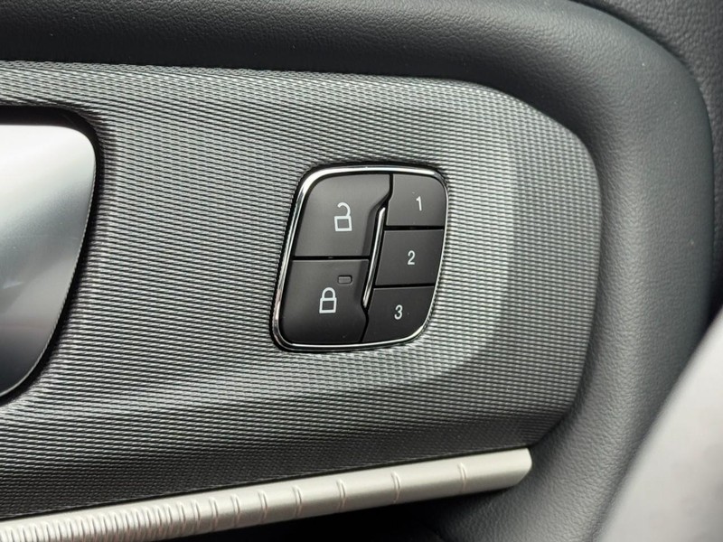 Ford Explorer Vehicle Image 11