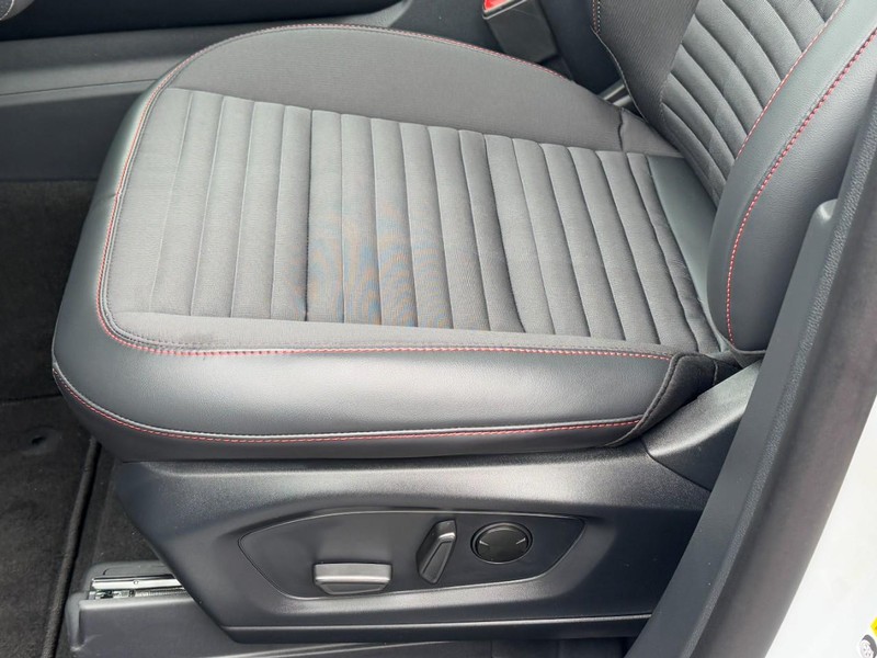 Ford Explorer Vehicle Image 18