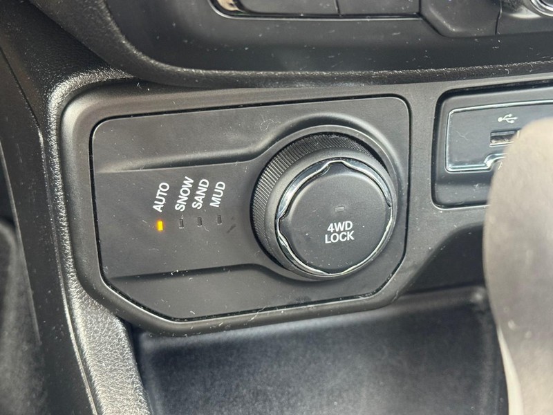 Jeep Renegade Vehicle Image 18