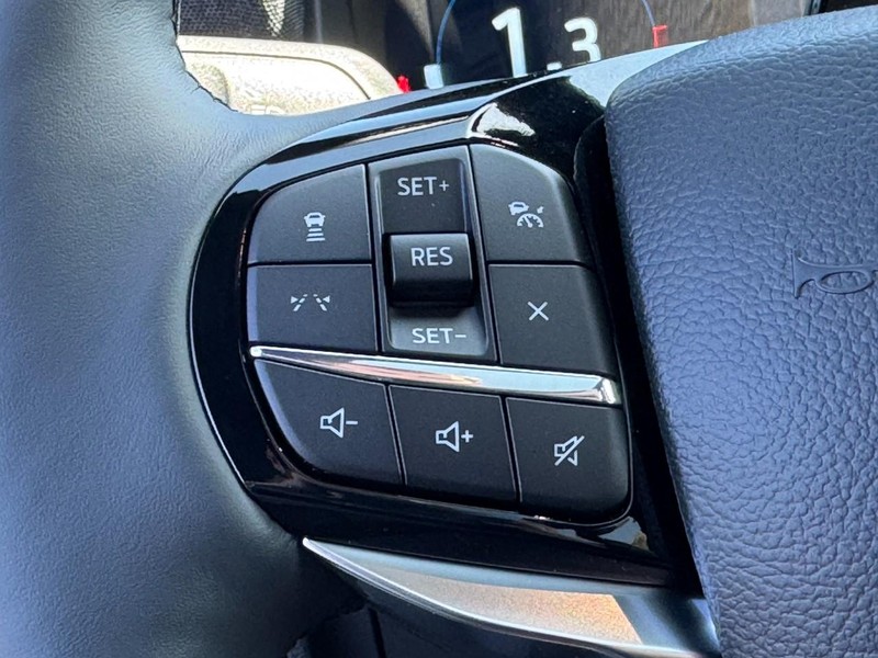 Ford Explorer Vehicle Image 12