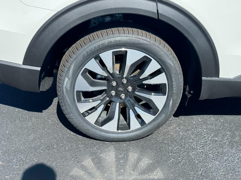 Ford Explorer Vehicle Image 04