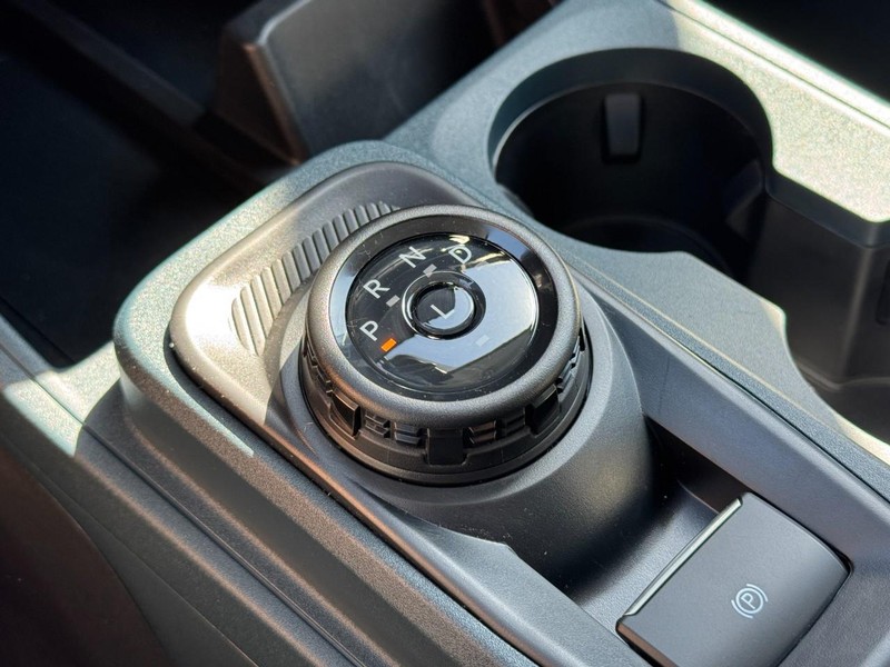 Ford Maverick Vehicle Image 12