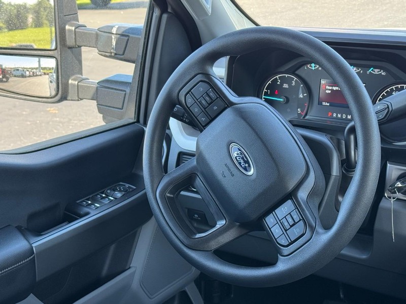 Ford Super Duty F-350 SRW Vehicle Image 07