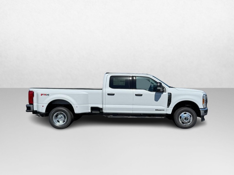 Ford Super Duty F-350 DRW Vehicle Image 02