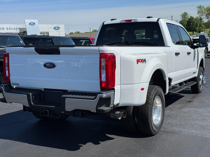 Ford Super Duty F-350 DRW Vehicle Image 03