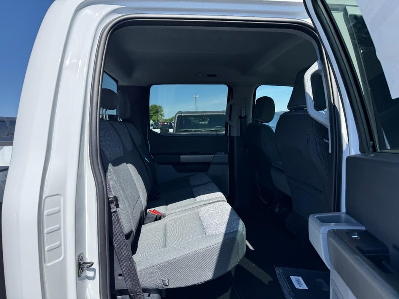 Ford Super Duty F-350 DRW Vehicle Image 05