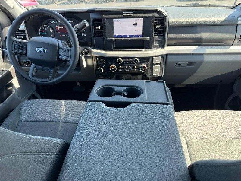 Ford Super Duty F-350 DRW Vehicle Image 06