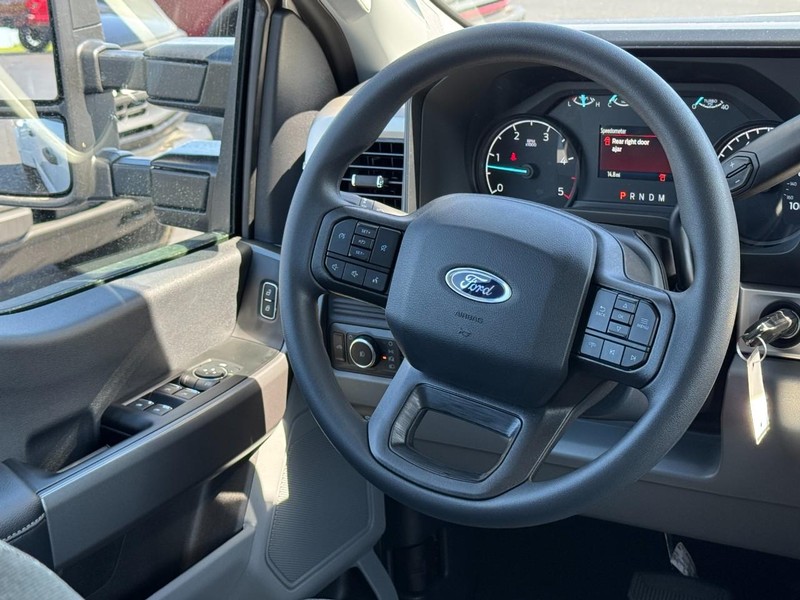 Ford Super Duty F-350 DRW Vehicle Image 07
