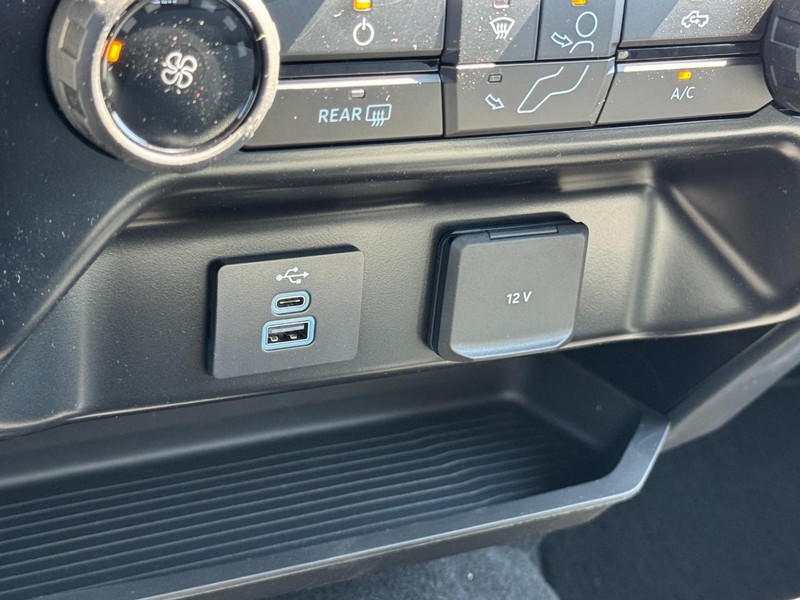 Ford Super Duty F-350 DRW Vehicle Image 12