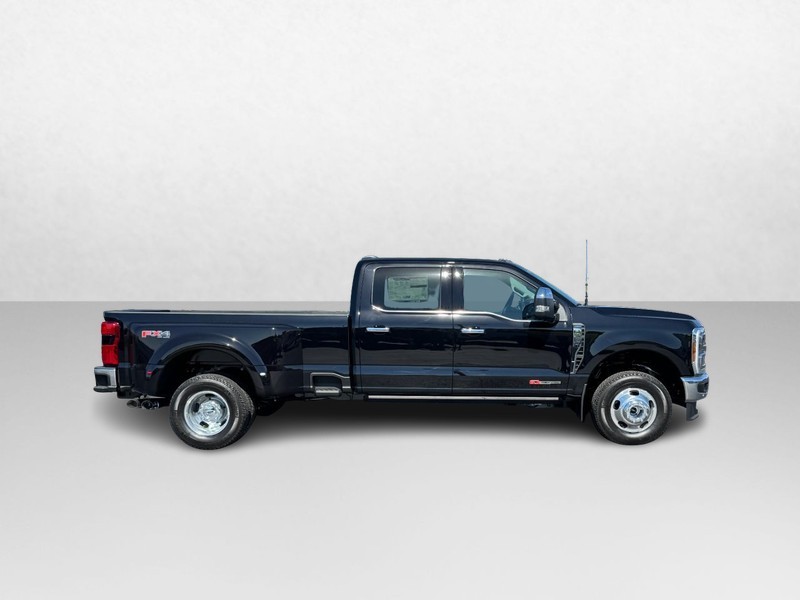 Ford Super Duty F-350 DRW Vehicle Image 02