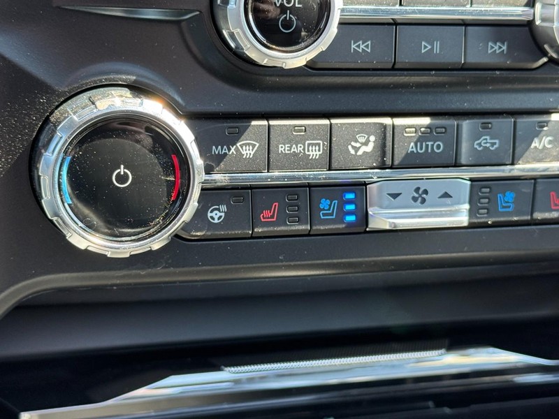 Ford Super Duty F-350 DRW Vehicle Image 13