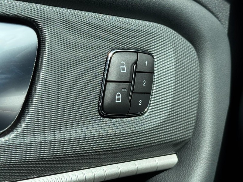 Ford Explorer Vehicle Image 11