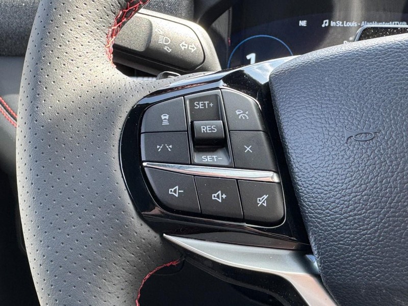 Ford Explorer Vehicle Image 12