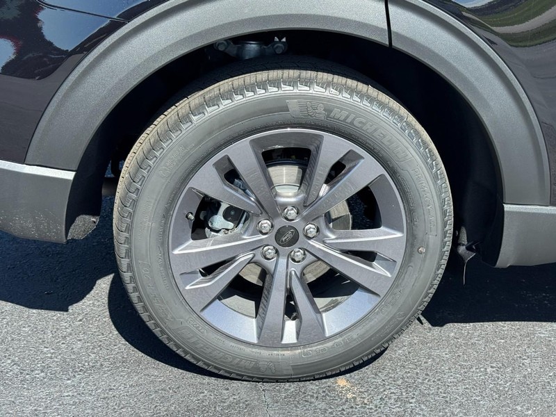 Ford Explorer Vehicle Image 04