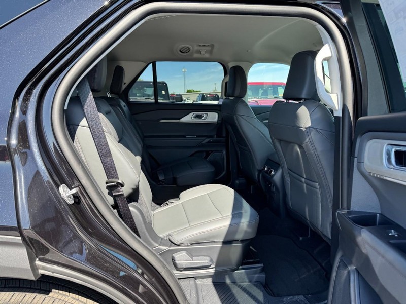Ford Explorer Vehicle Image 05