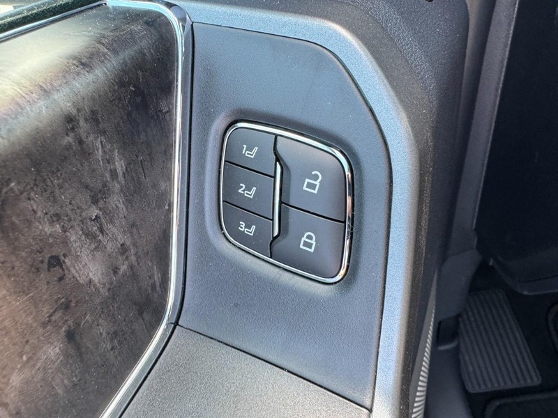 Ford Super Duty F-250 SRW Vehicle Image 11