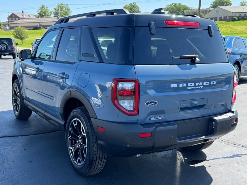 Ford Bronco Sport Vehicle Full-screen Gallery Image 06
