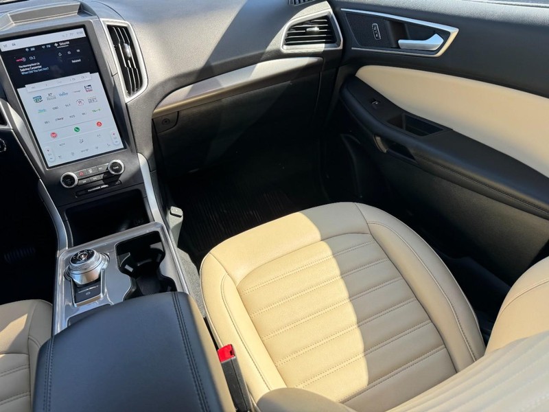 Ford Edge Vehicle Image 15