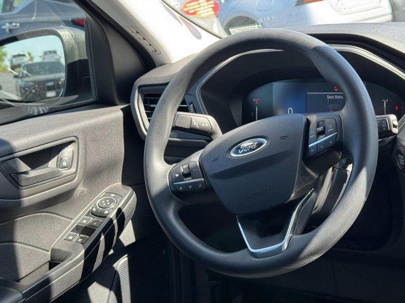 Ford Escape Vehicle Full-screen Gallery Image 12