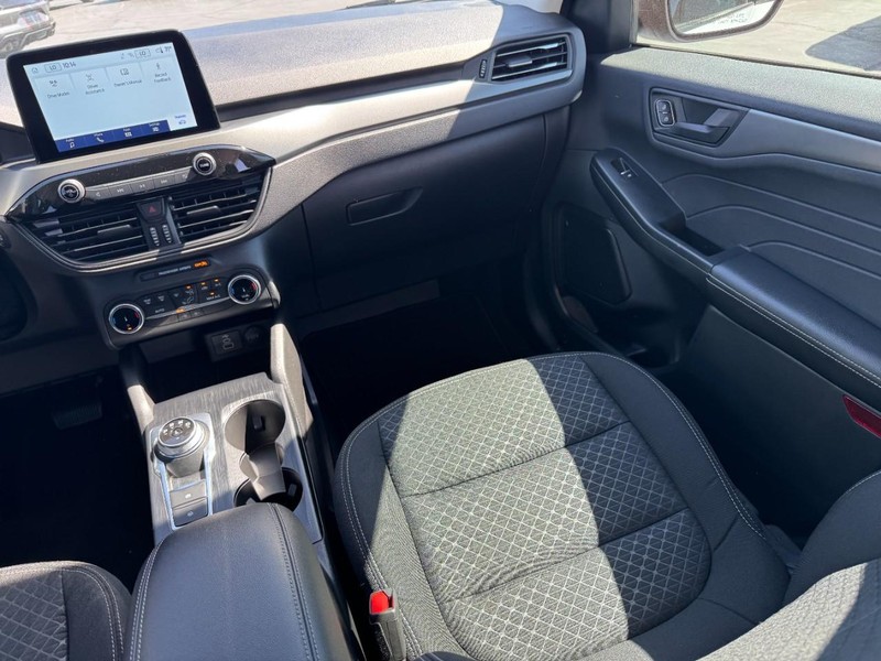 Ford Escape Vehicle Full-screen Gallery Image 15