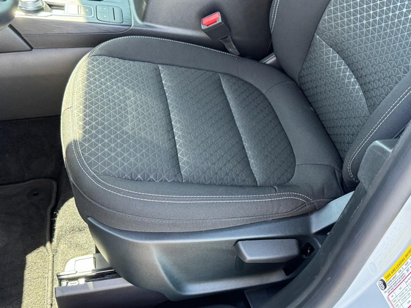 Ford Escape Vehicle Full-screen Gallery Image 22