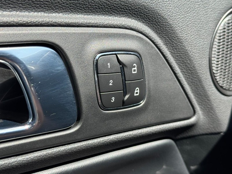 Ford Mustang Vehicle Image 17