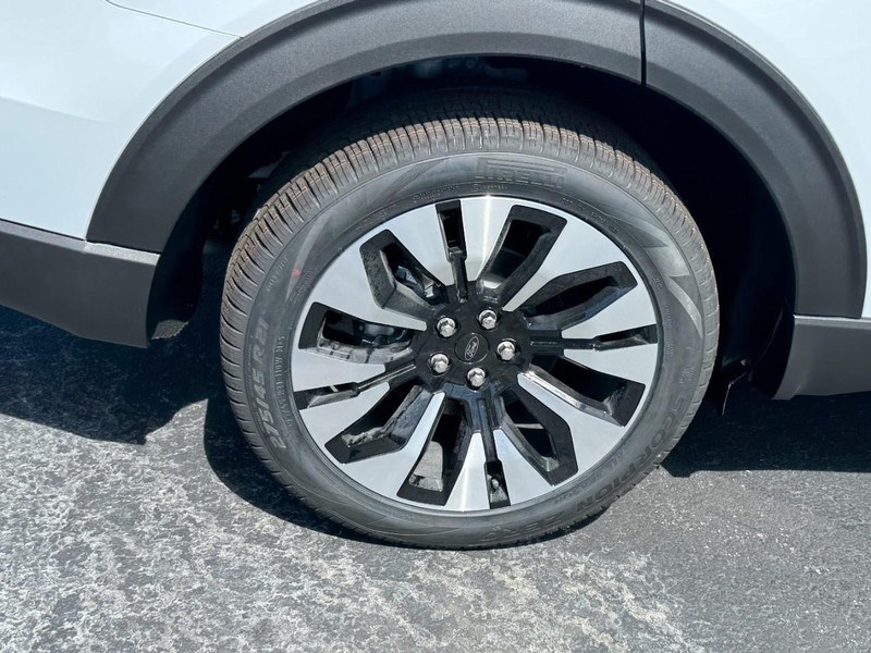 Ford Explorer Vehicle Image 04