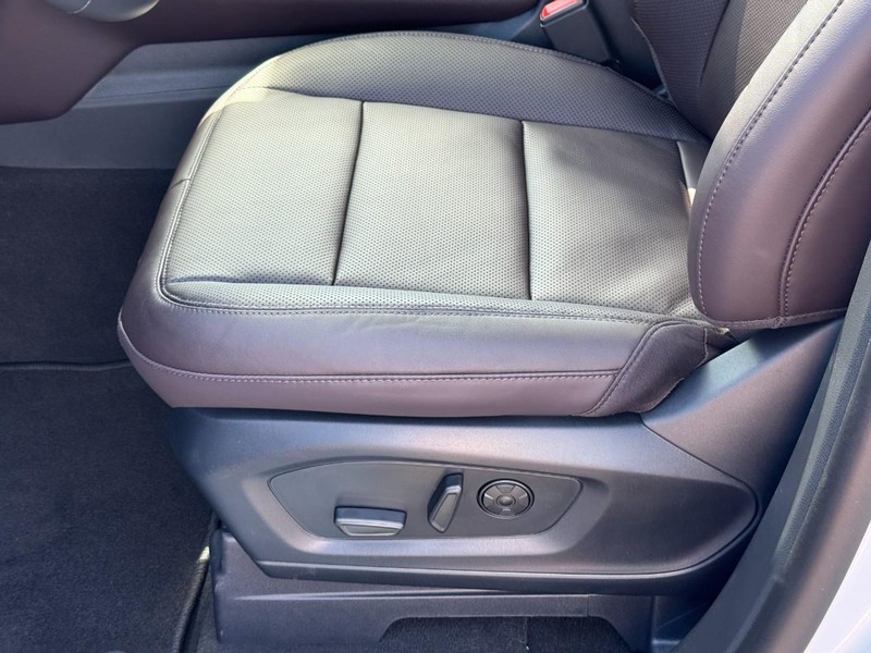Ford Explorer Vehicle Image 14
