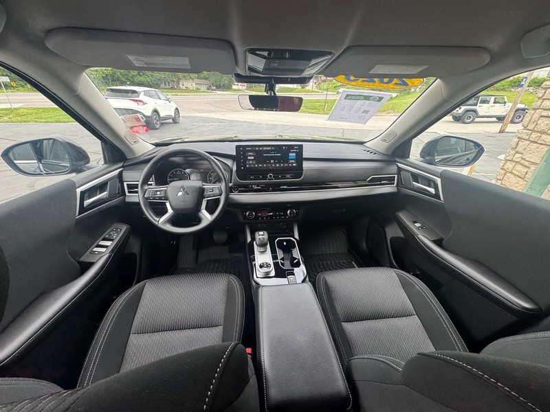 Mitsubishi Outlander Vehicle Image 08