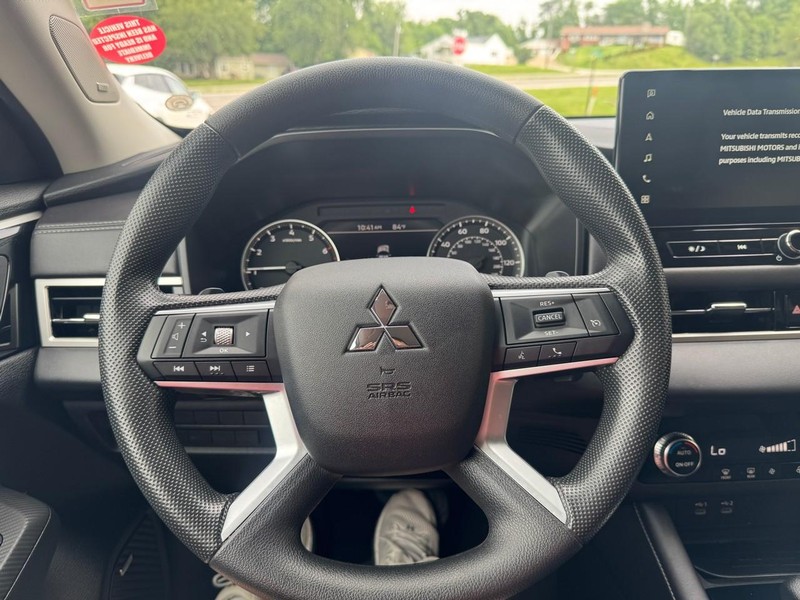 Mitsubishi Outlander Vehicle Image 12