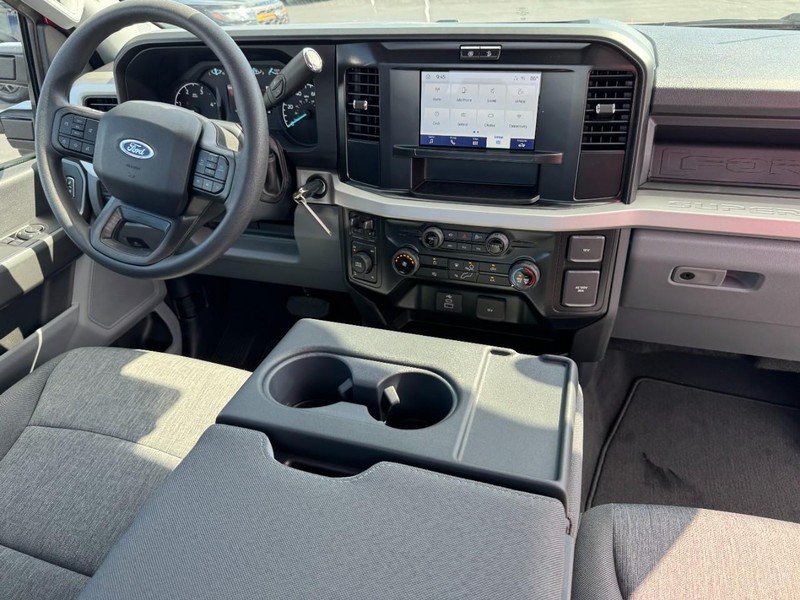 Ford Super Duty F-350 SRW Vehicle Image 06