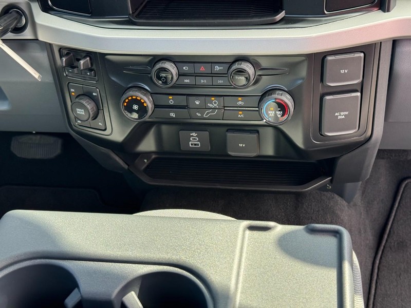 Ford Super Duty F-350 SRW Vehicle Image 09
