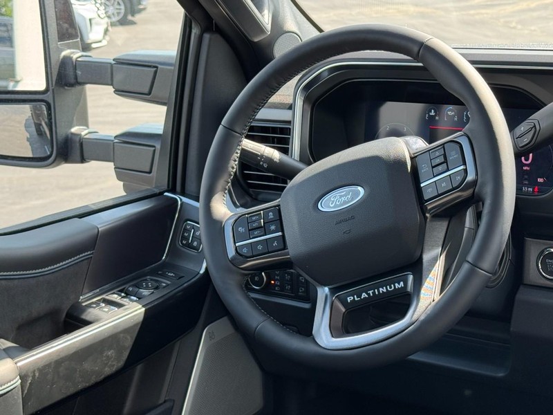 Ford Super Duty F-450 DRW Vehicle Image 07