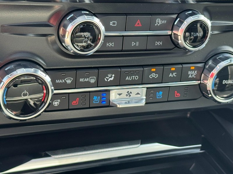 Ford Super Duty F-450 DRW Vehicle Image 13